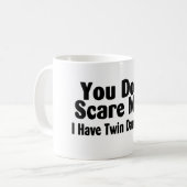 Mug Vous ne m'effrayez pas que j'ai les filles (Devant gauche)
