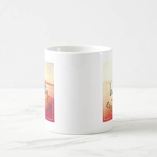 Mug Voyez la beauté dans tout (Centre)