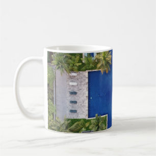 Mug Vue aérienne de la piscine entourée de palmiers