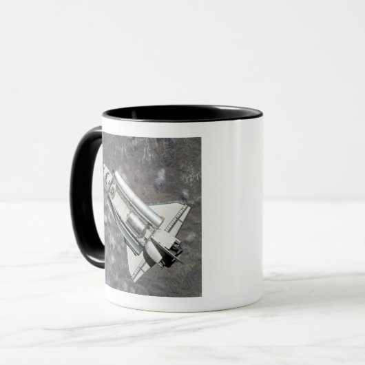 Mug Vue aérienne de Space Shuttle Discovery (Devant gauche)