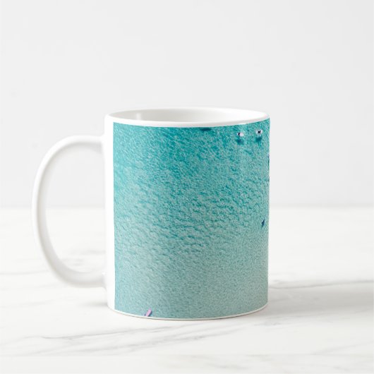 Mug Vue aérienne des surfeurs, océan clair. (Gauche)
