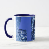 Mug Vue ascendante Defocused des fenêtres d'immeuble (Gauche)