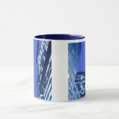 Mug Vue ascendante Defocused des fenêtres d'immeuble (Centre)