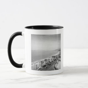 Mug Vue complexe de touristes au bord de la mer B&W