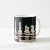 Mug Vue cool d'un jeu d'échecs noir et blanc (Devant droit)