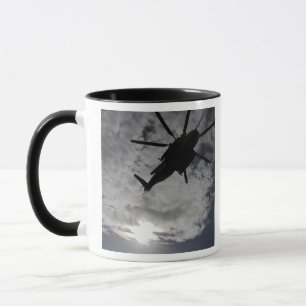 Mug Vue d'angle faible d'un CH-53E