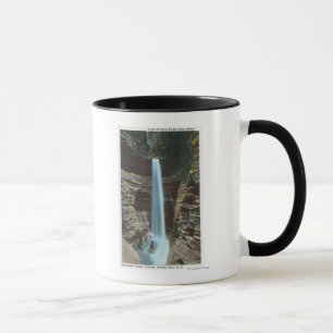 Mug Vue de cascade spectaculaire de caverne