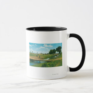 Mug Vue de golfeur frappant la boule