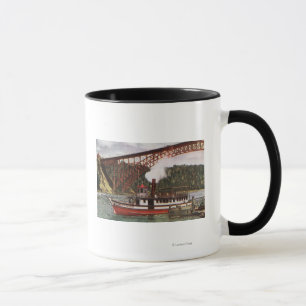 Mug Vue de la domestique du bateau de brume quittant