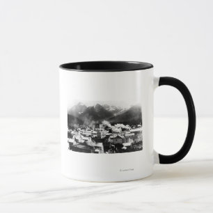 Mug Vue de la ville de Sitka, Alaska avec Pyramide