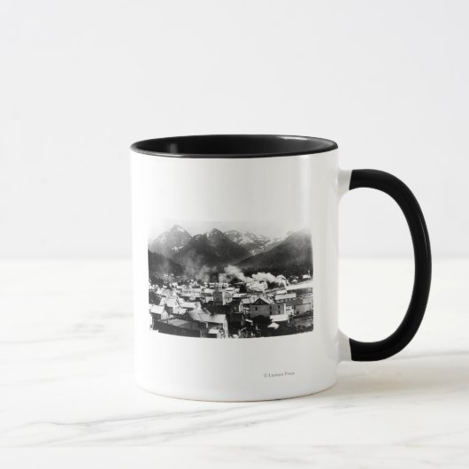 Mug Vue de la ville de Sitka, Alaska avec Pyramide (Droite)