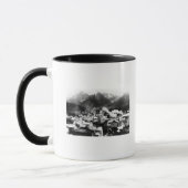 Mug Vue de la ville de Sitka, Alaska avec Pyramide (Gauche)