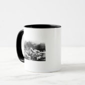 Mug Vue de la ville de Sitka, Alaska avec Pyramide (Devant gauche)
