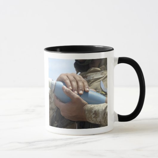 Mug Vue d'ensemble d'un soldat faisant crader une muni (Droite)