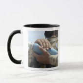 Mug Vue d'ensemble d'un soldat faisant crader une muni (Gauche)