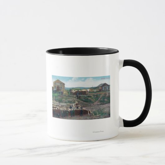 Mug Vue des citadins autour de Bois coupéNulato, AK (Droite)