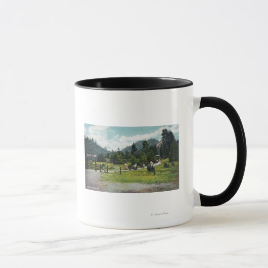 Mug Vue des invités sur une promenade dans le jardin (Droite)