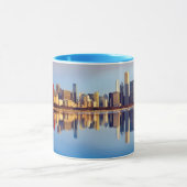Mug Vue d'horizon de Chicago avec la réflexion (Centre)