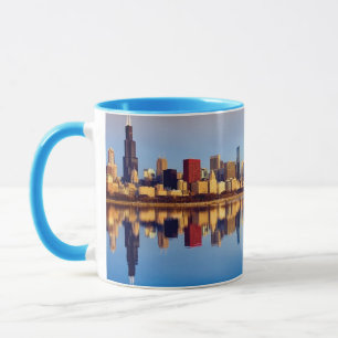 Mug Vue d'horizon de Chicago avec la réflexion