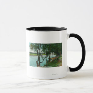 Mug Vue d'un atterrissage de bateau sur la rivière