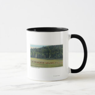 Mug Vue d'un paquet de pâturage de cerfs communs