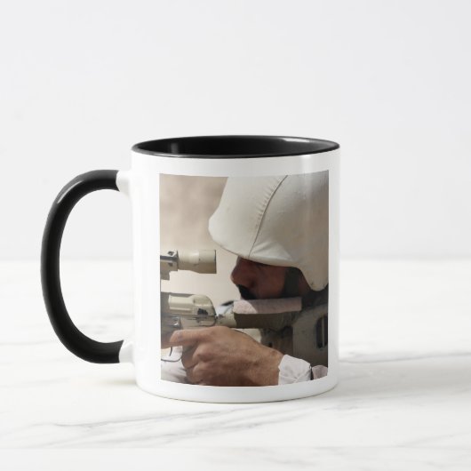 Mug Vue d'un sergent de l'armée irakienne dans une por (Gauche)