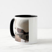 Mug Vue d'un sergent de l'armée irakienne dans une por (Devant gauche)