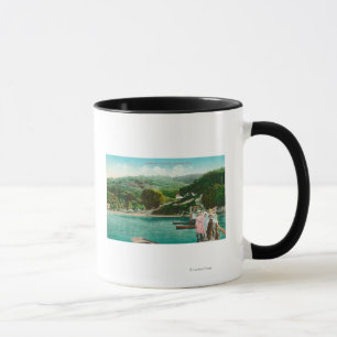 Mug Vue d'une famille sur le lac DockInverness, CA