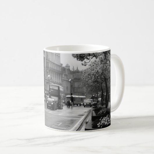 Mug Vue élégante sur rue (Devant droit)