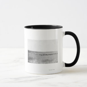 Mug Vue éloignée des cowboys avec des troupeaux de bét