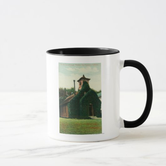 Mug Vue extérieure de la chapelle couverte de lierre, (Droite)