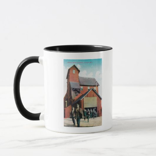Mug Vue extérieure d'une mine, travailleurs sortant (Gauche)