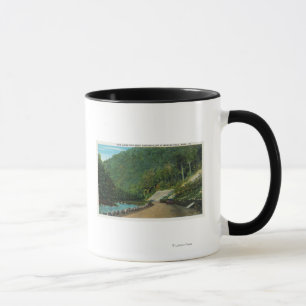 Mug Vue le long de rivière froide de pente orientale