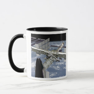 Mug Vue rapprochée de la navette amarrée