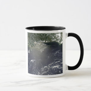 Mug Vue satellite de la fuite d'huile