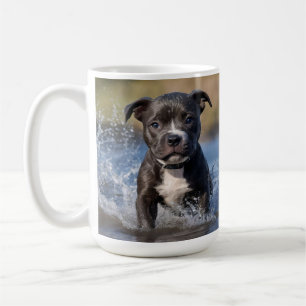 Mug "Wave Chaser : Un chiot robuste en jeu dans l'océa