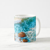 Mug Waves on a rocky beach at sunset. Aerial viewbeach (Devant droit)