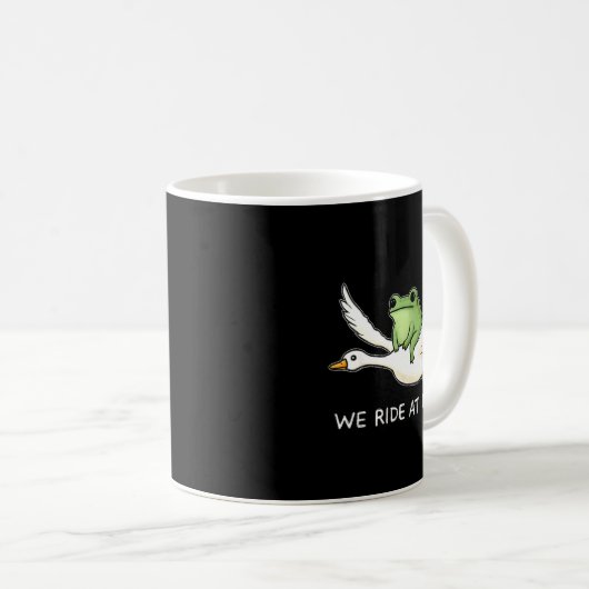 Mug We Ride At Dawn Funny Frog Riding Goose Chaotic An (Devant droit)
