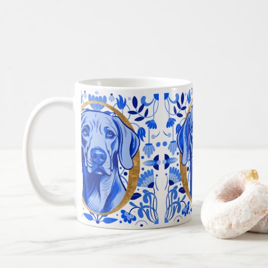 Mug Weimaraner peering thru the letter "O" in Gold (Avec donut)