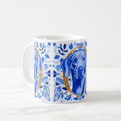 Mug Weimaraner peering thru the letter "O" in Gold (Devant gauche)