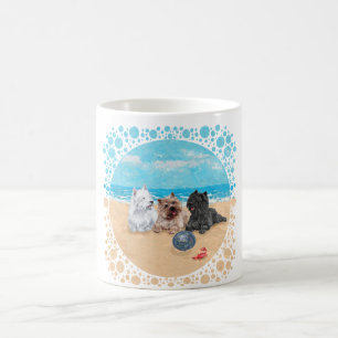 Mug Westie avec des terriers Cairn à la plage