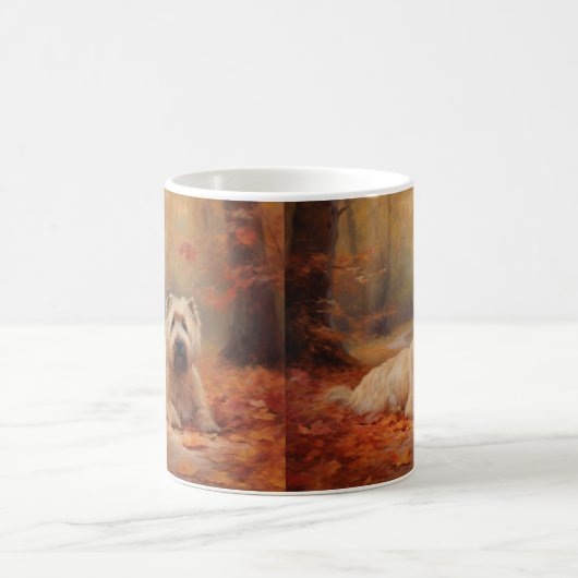 Mug Wheaten Terrier dans les feuilles d'automne automn (Centre)