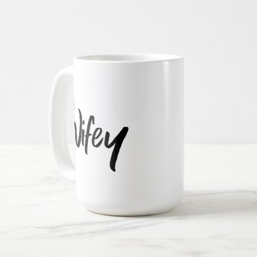 Mug Whimsical Wifey Brush Texte de script pour elle (Devant gauche)