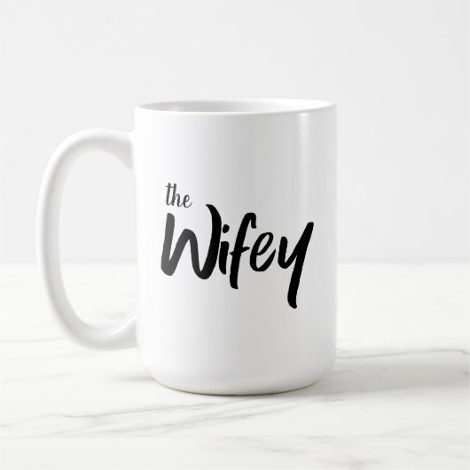 Mug Whimsical Wifey Brush Texte de script pour elle (Gauche)