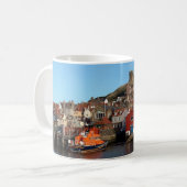 Mug Whitby avec la vieille maison de canot de (Devant gauche)