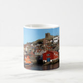 Mug Whitby avec la vieille maison de canot de (Centre)