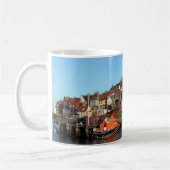 Mug Whitby avec la vieille maison de canot de (Gauche)
