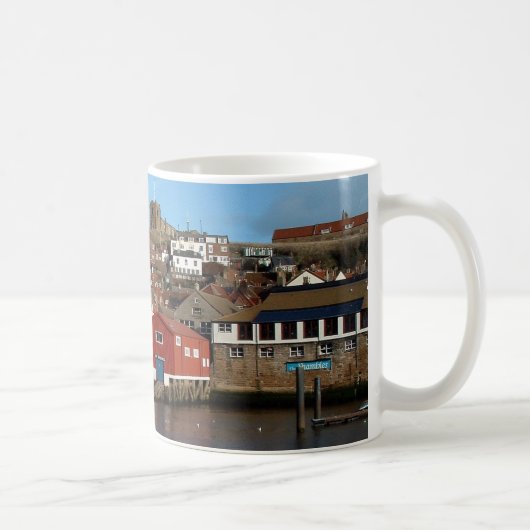 Mug Whitby avec la vieille maison de canot de (Droite)