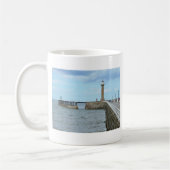 Mug Whitby dans le North Yorkshire, Angleterre. (Gauche)