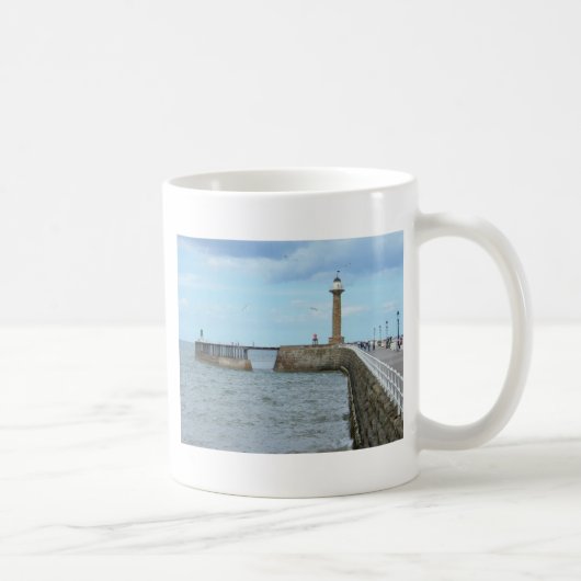 Mug Whitby dans le North Yorkshire, Angleterre. (Droite)